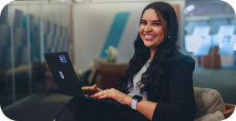 Estudante sorrindo com notebook